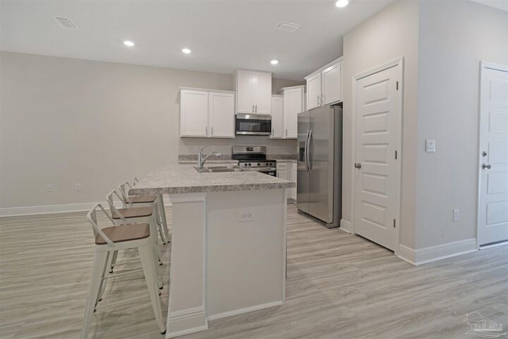 Property Photo: 8351 Bluejack Dr FL 32514