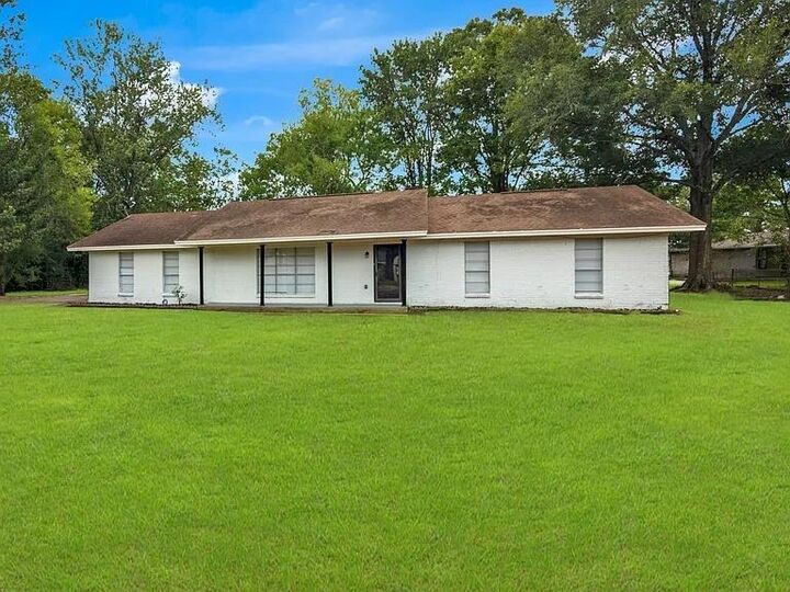 Property Photo: 290 E Smith St TX 77659