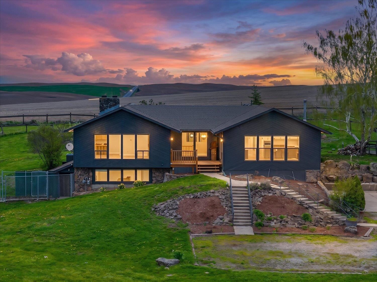 Property Photo: 1112 E Jennings Rd WA 99031
