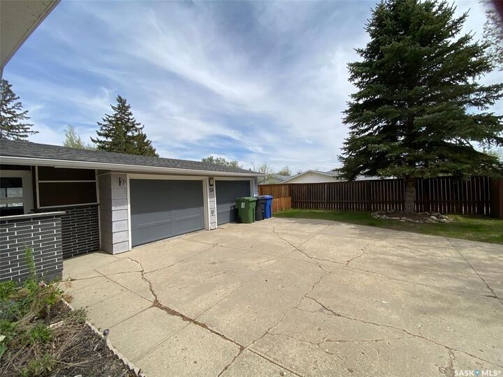 Property Photo:  59 Deerwood Crescent  SK S3N 2M4 