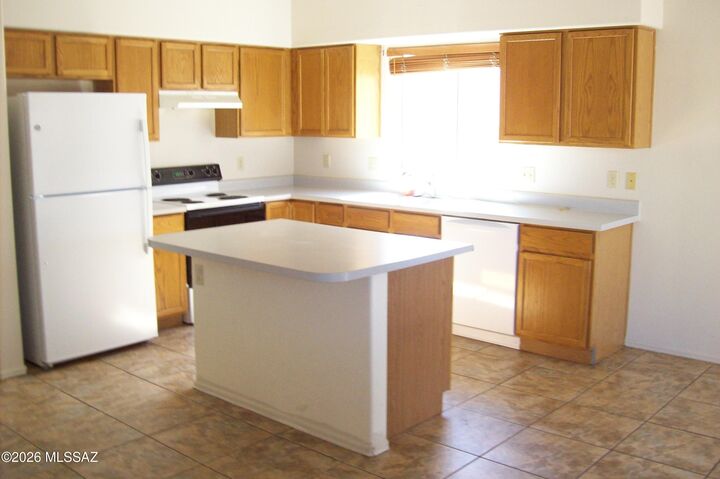 Property Photo: 8872 E Desert Lily Place AZ 85715
