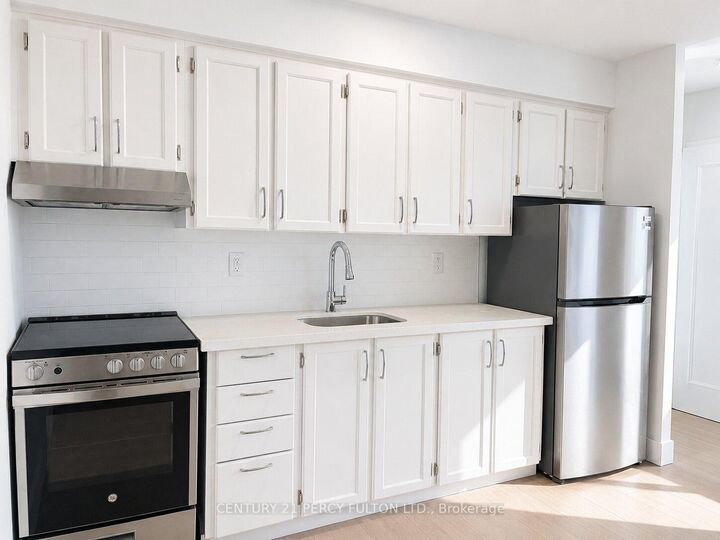 Photo de la propriété:  2373 Bloor Street W 14  ON M6S 1P6 