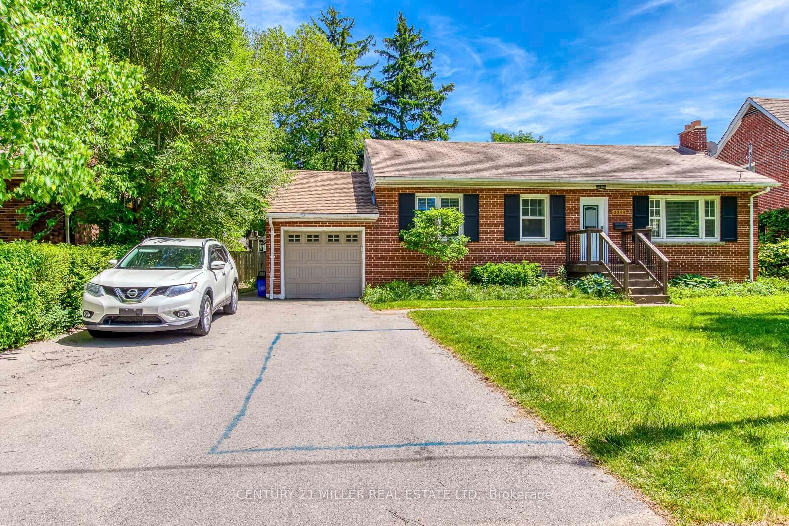 Property Photo: 2048 Edinburgh (Main Level) Drive ON L7R 2C9