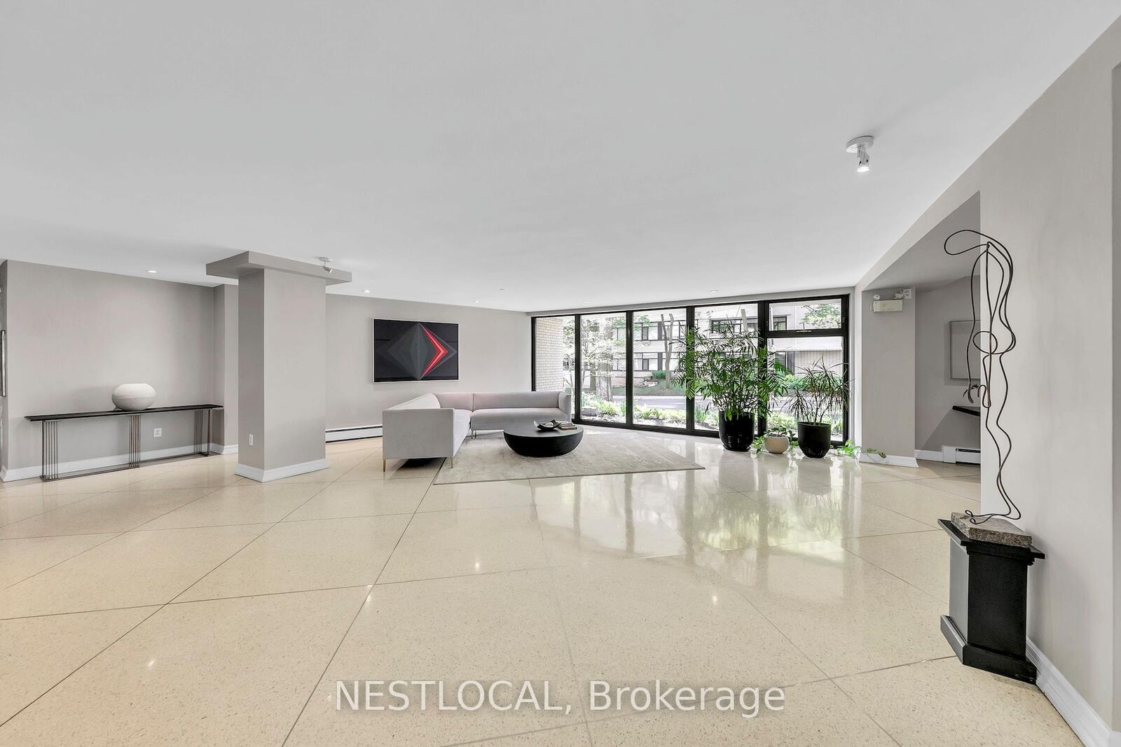 Property Photo: 581 Avenue Road Avenue 504 ON M4V 2K4
