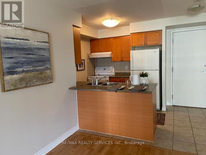 Property Photo:  3880 Duke Of York Boulevard 718  ON L5B 4M7 