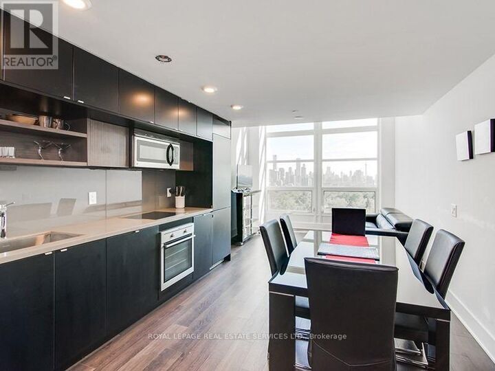 Property Photo:  111 St Clair Avenue West 928  ON M4V 1N5 