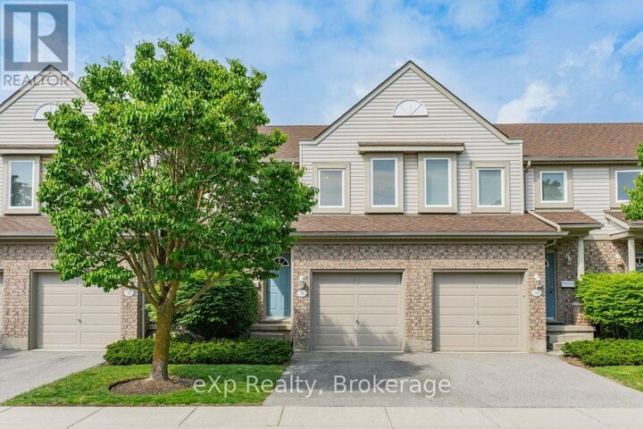 35 Roehampton Crescent — photo 1