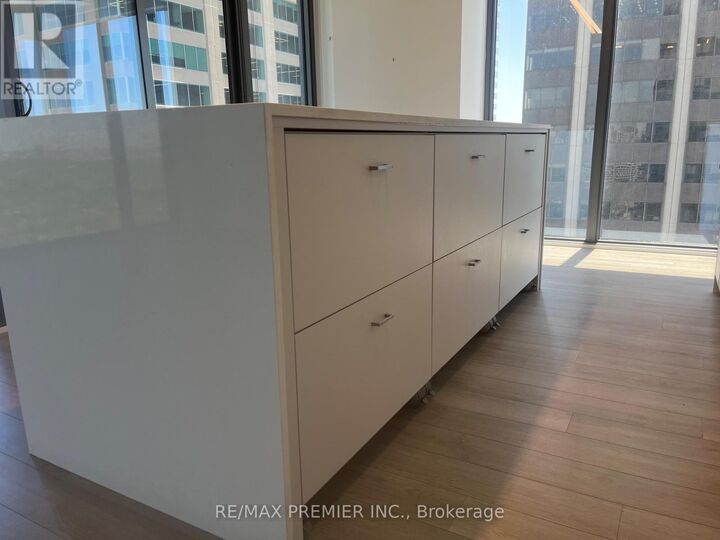 Property Photo:  8 Cumberland Street 3506  ON M4W 1J5 