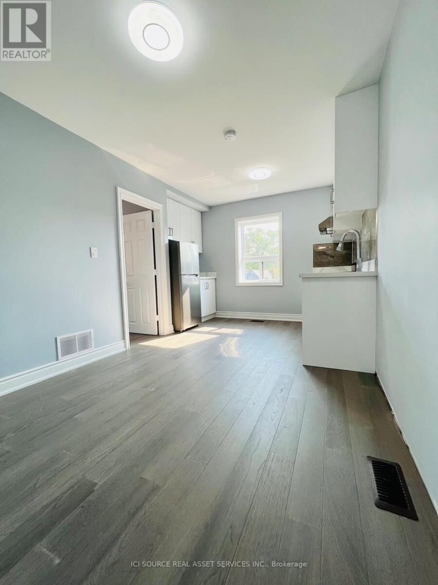 Property Photo:  1342 Weston Road 4  ON M6M 4R5 