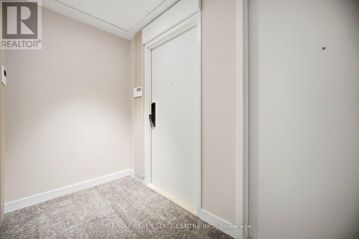 Property Photo:  28 Ann Street 809  ON L5G 0E1 