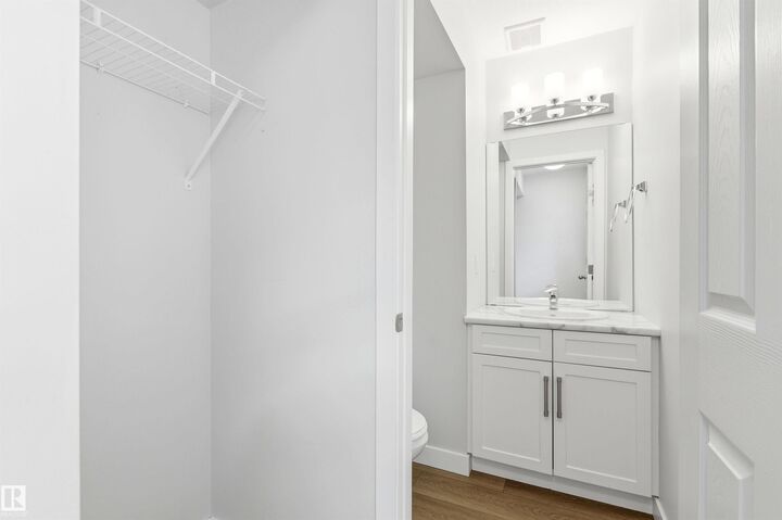 Photo de la propriété:  18353 66 Avenue NW  AB T5T 1Z5 