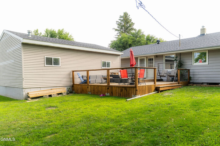 Property Photo:  2020 4th Avenue SW  ND 58401 