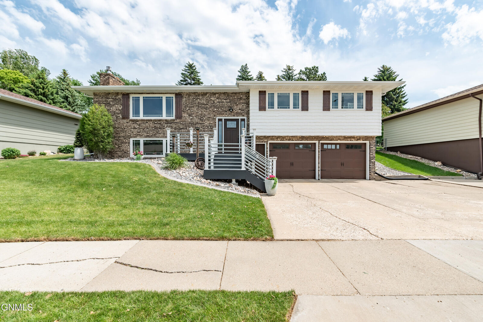 Property Photo:  2031 N 8th Street  ND 58501 