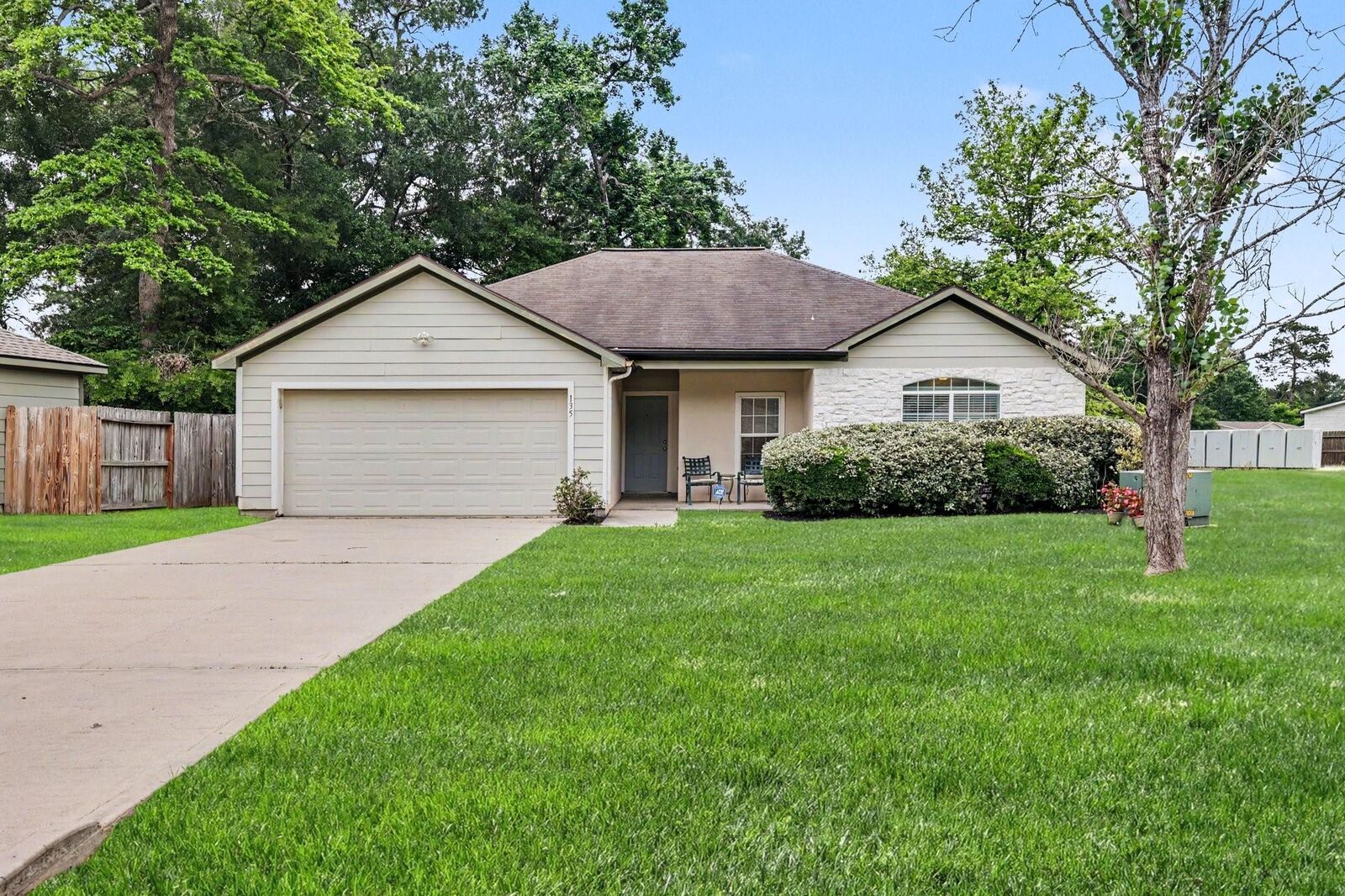 Property Photo: 135 Kellyn Oaks Drive TX 77306