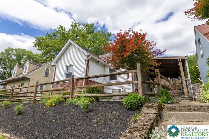 Property Photo:  1490 S Delaware Drive  PA 18042 