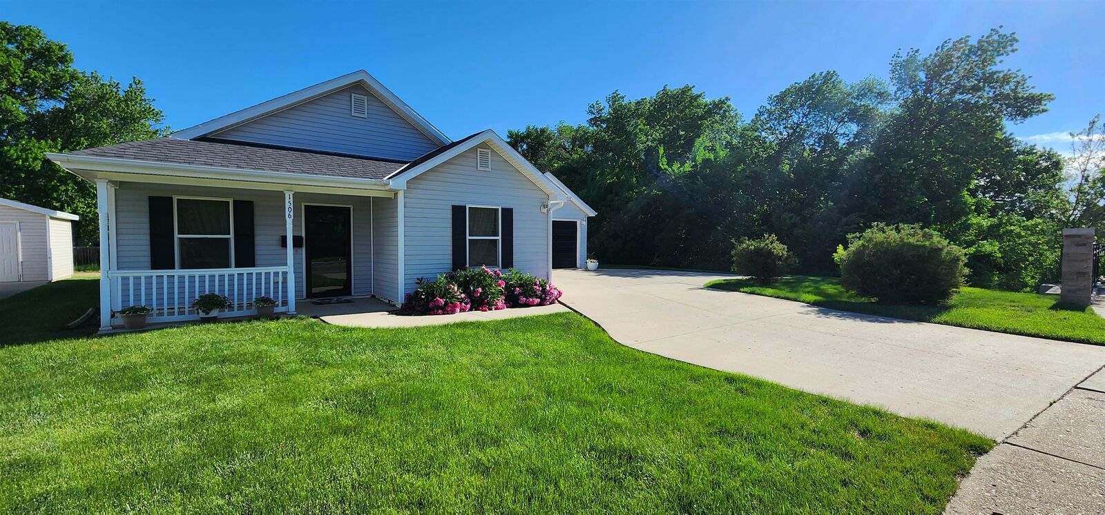 Property Photo:  1506 4th Ave NW  ND 58703 