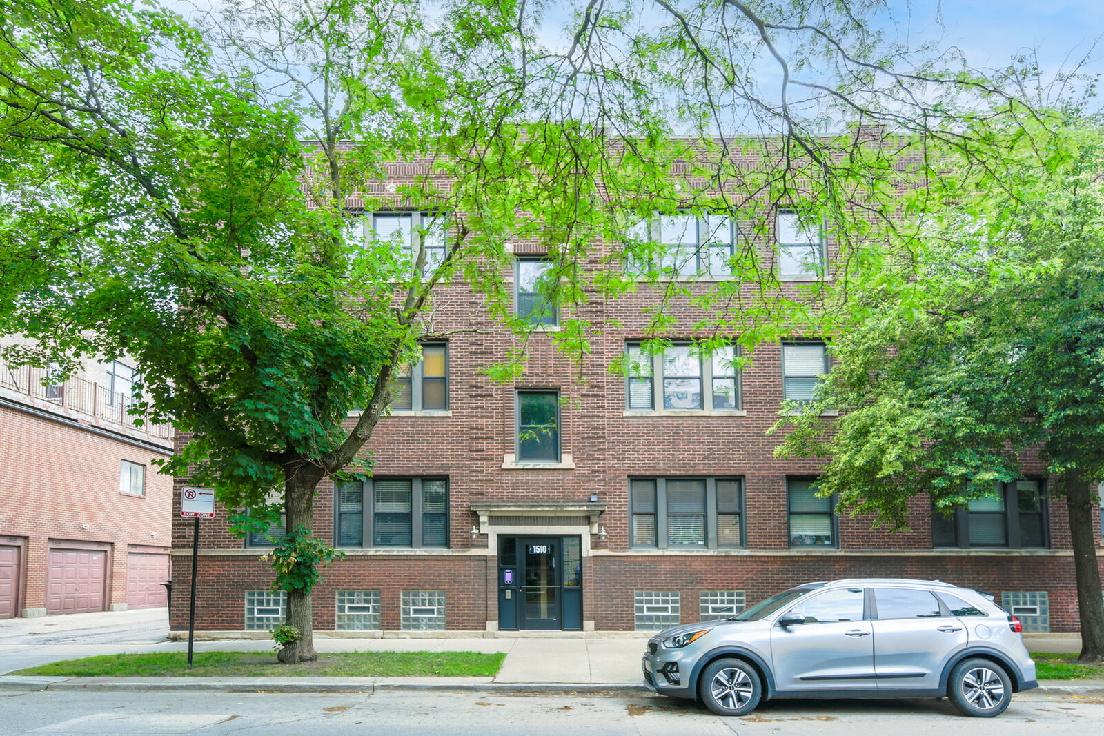 Property Photo: 1510 W Roscoe Street 3E IL 60657