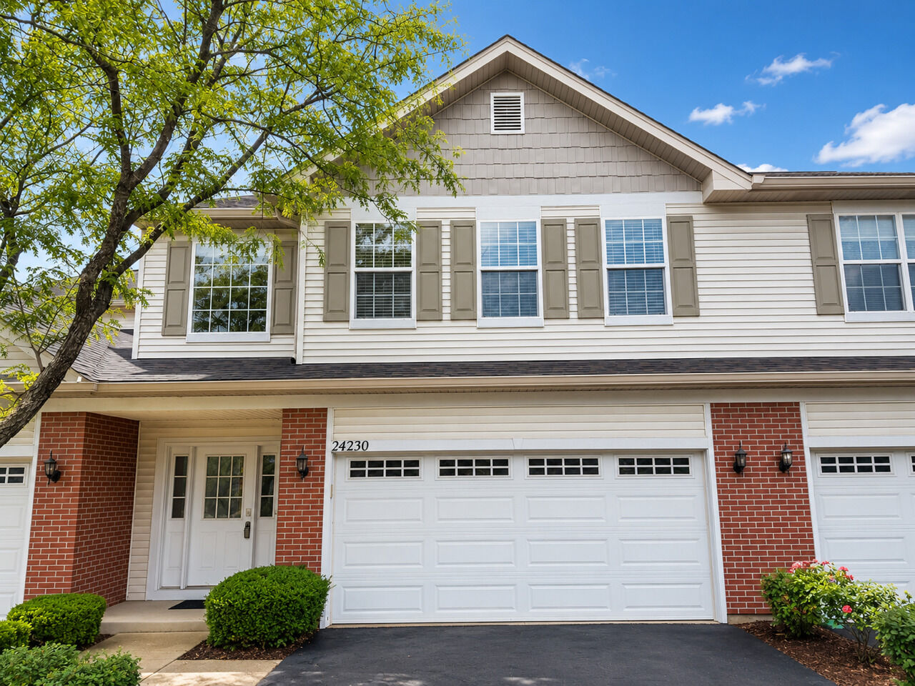 Property Photo: 24230 Walnut Circle IL 60585