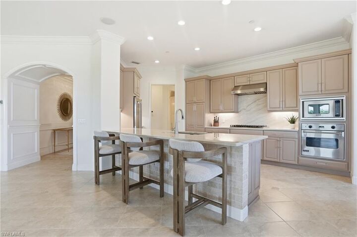 Property Photo:  2543 Marquesa Royale Ln 4-302  FL 34109 