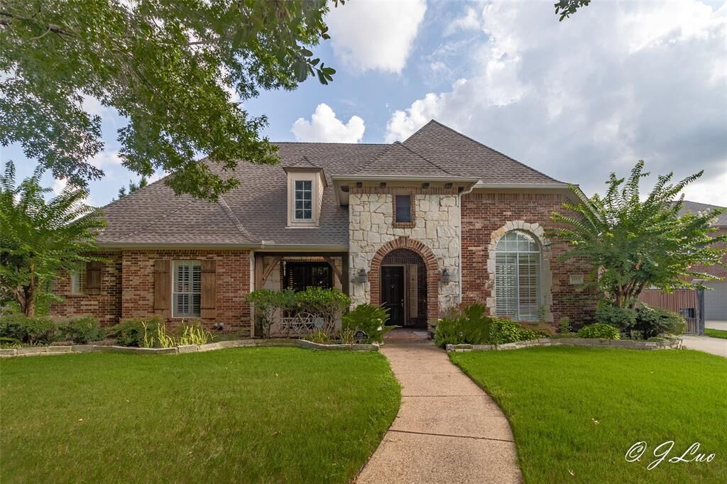 Property Photo: 1053 Sir Lancelot Circle TX 75056