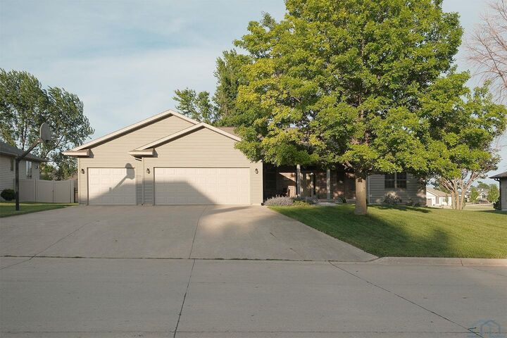 Property Photo: 1642 4th Avenue SE IA 51250