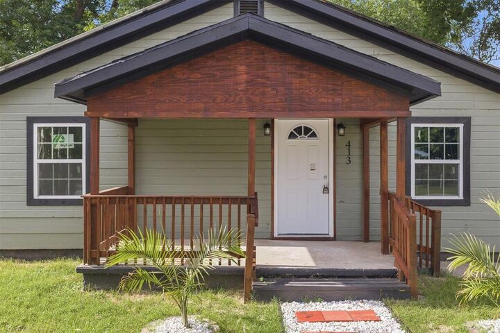 Property Photo:  413 SE 3rd Street  OK 73401 