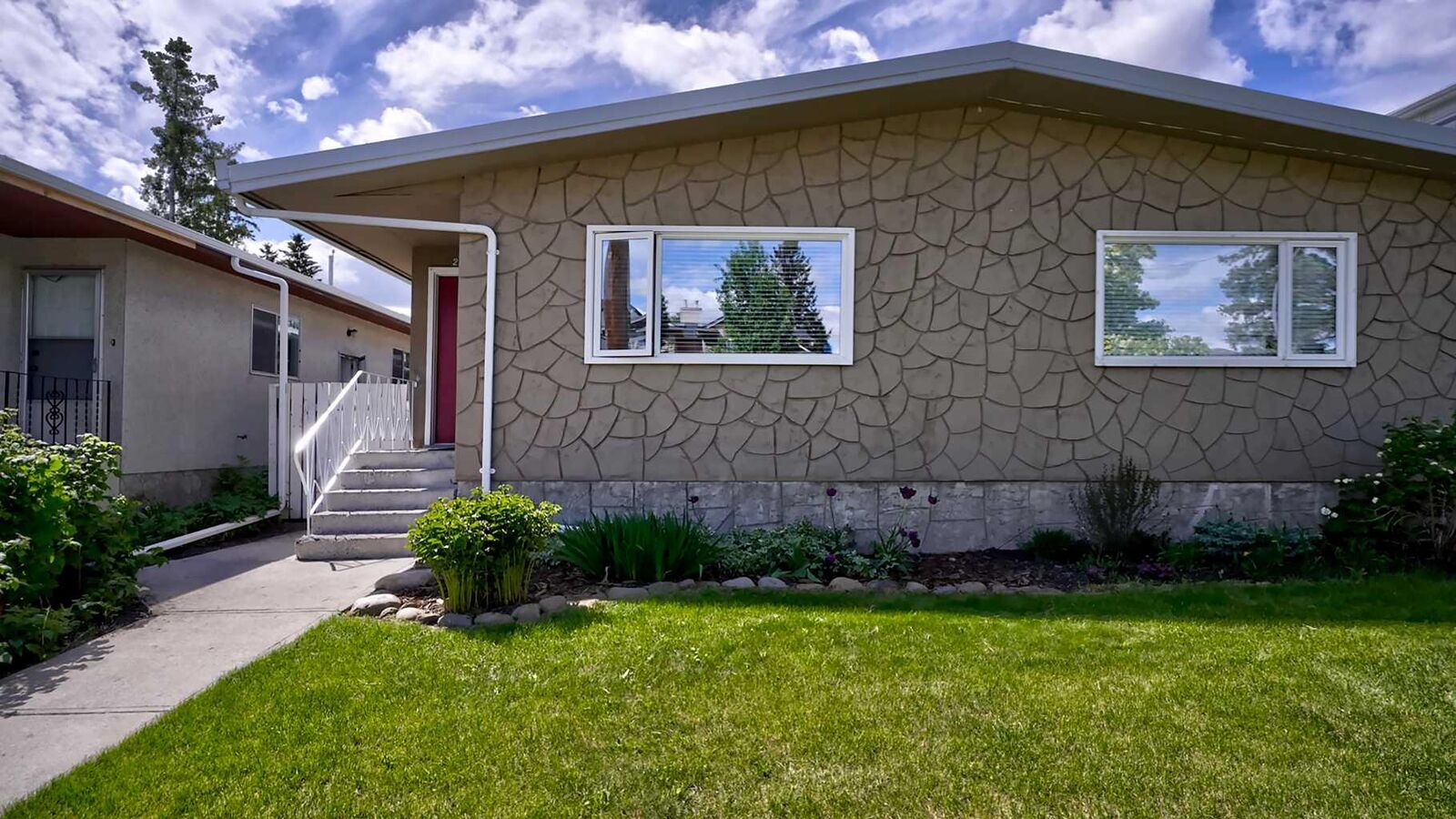 Property Photo:  2037 50 Avenue SW  AB T2T 2W4 