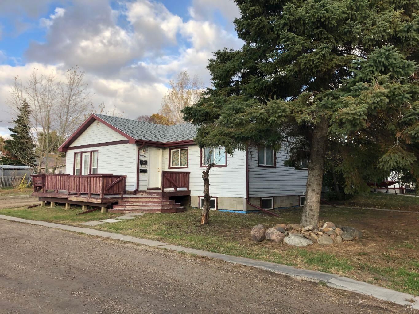 Property Photo: 9856 104 Avenue AB T8V 1E4