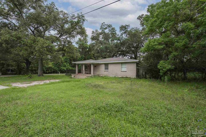Property Photo: 9121 Camberwell Rd FL 32514