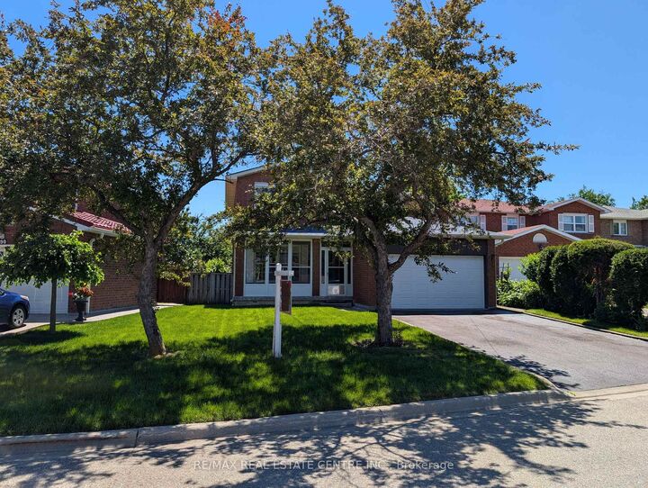 Property Photo: 796 Buckingham Court ON L5C 4M3