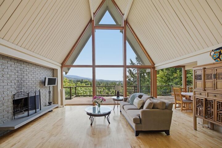 Property Photo: 820 Younette Drive BC V7T 1S9