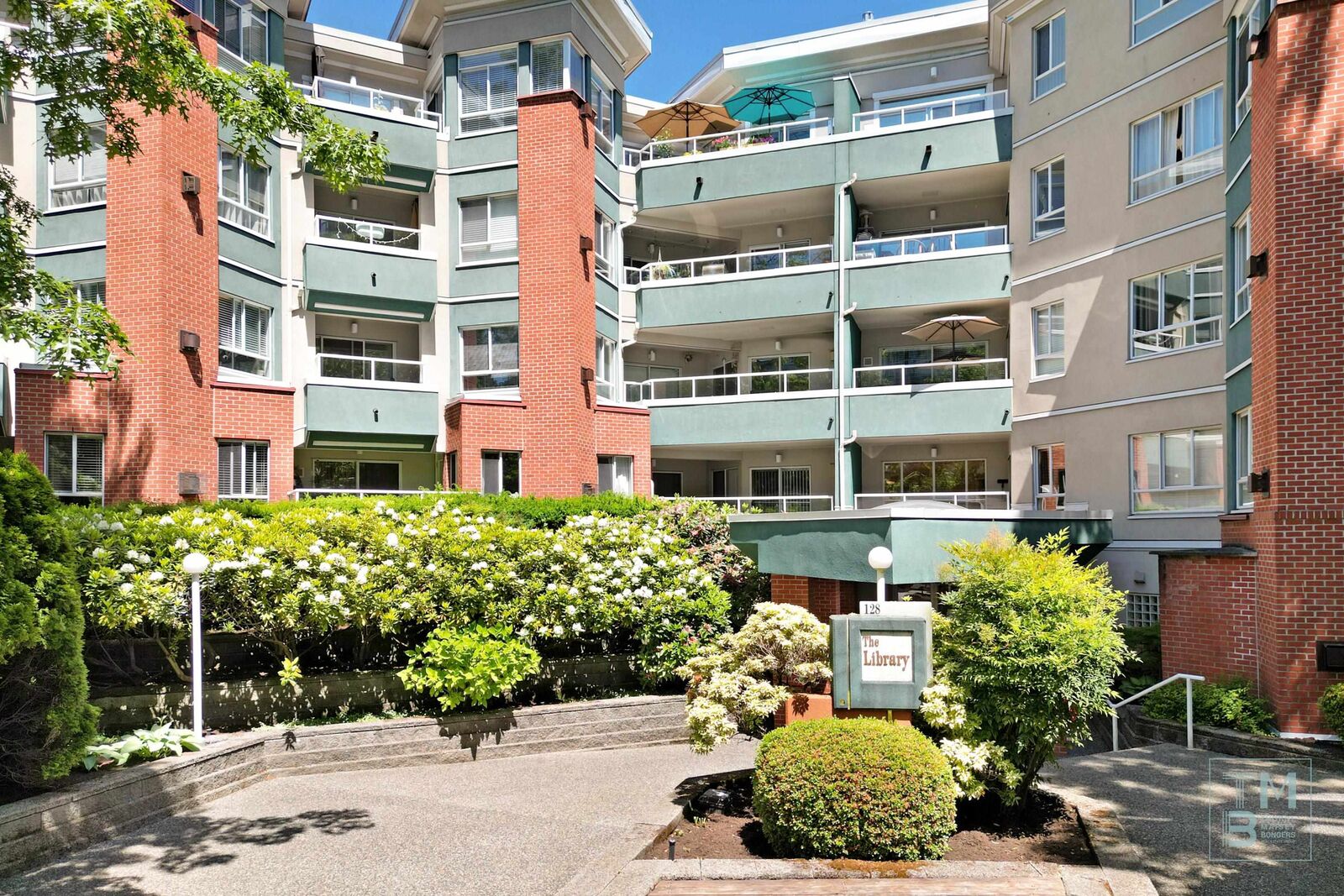 Property Photo: 128 W 8th Street 411 BC V7M 3M1
