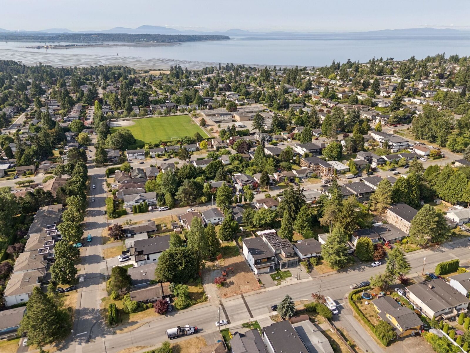 Property Photo: 15918 Russell Avenue BC V4B 2S4