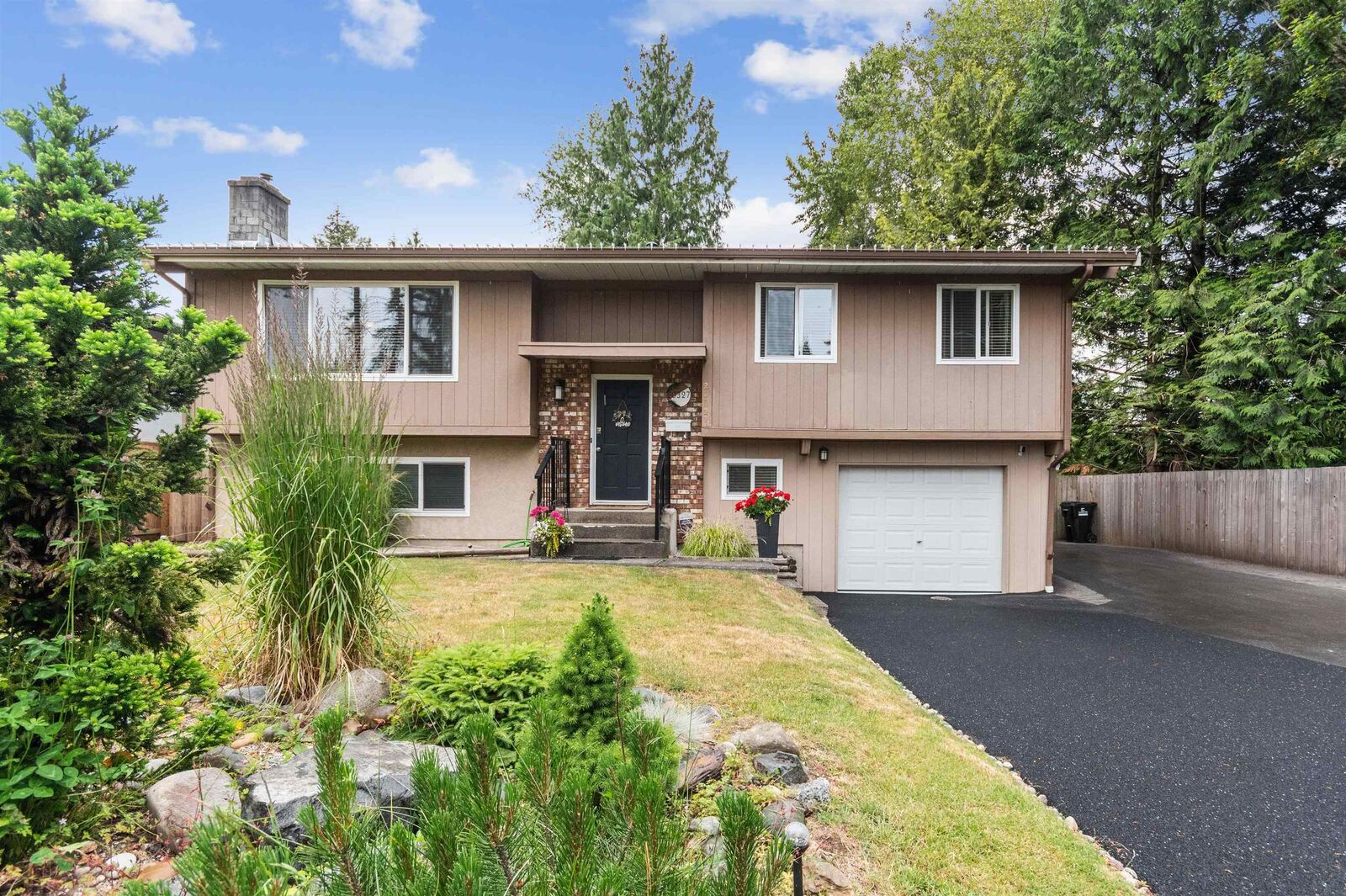 Property Photo: 20327 44 Avenue BC V3A 6P6