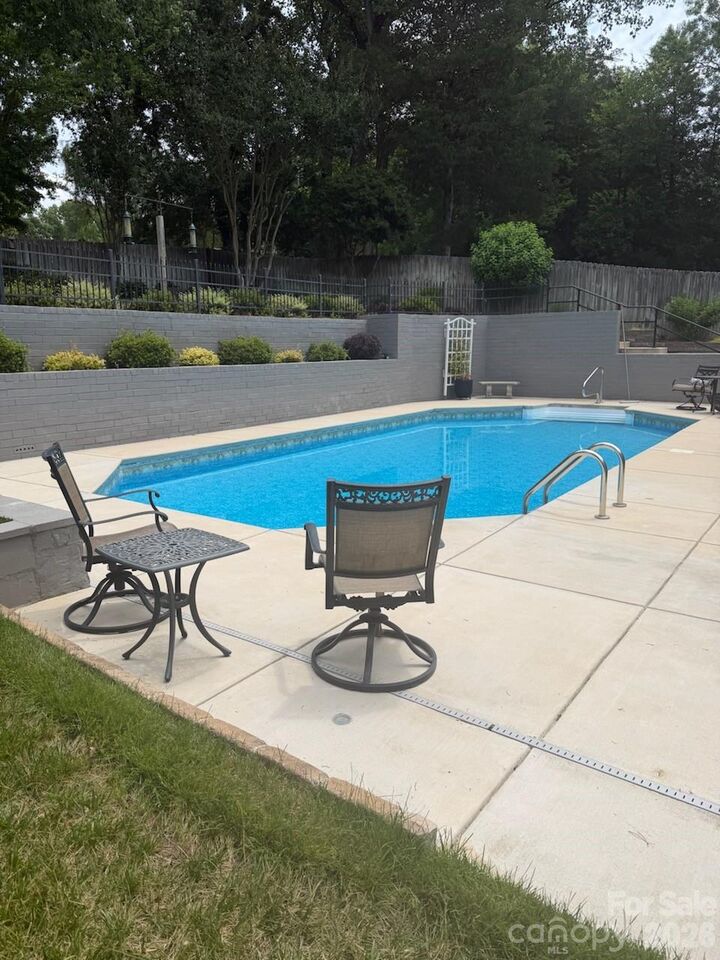 Property Photo:  4013 Bridgewood Lane  NC 28226 