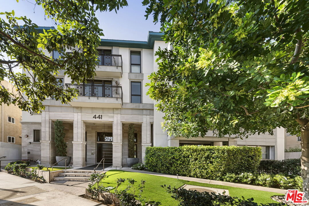 Property Photo:  441 S Barrington Ave, Unit 311  CA 90049 