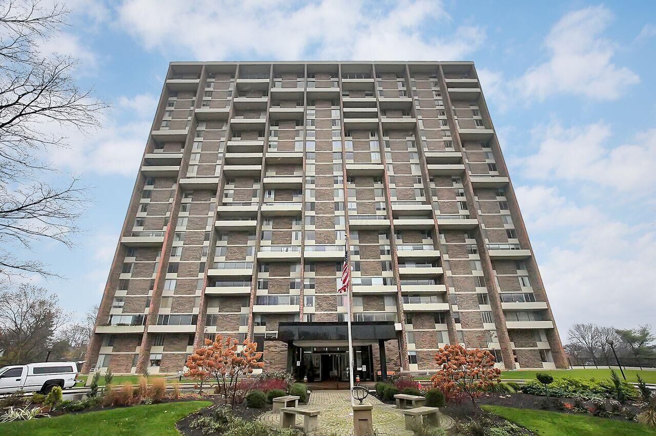 Property Photo: 1000 Urlin Avenue OH 43212