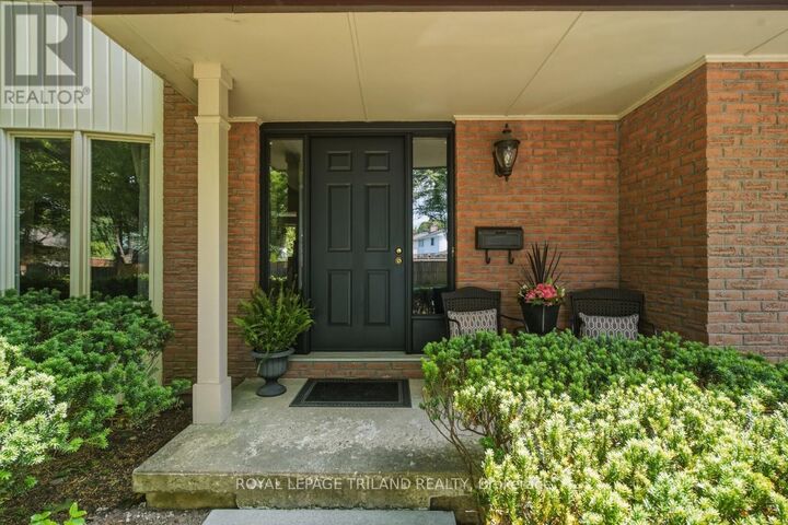 Property Photo:  183 Farmington Way  ON N6K 3N7 