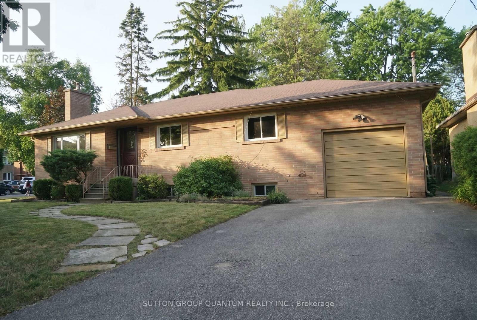 Property Photo:  2395 Edenhurst Drive  ON L5A 2L1 