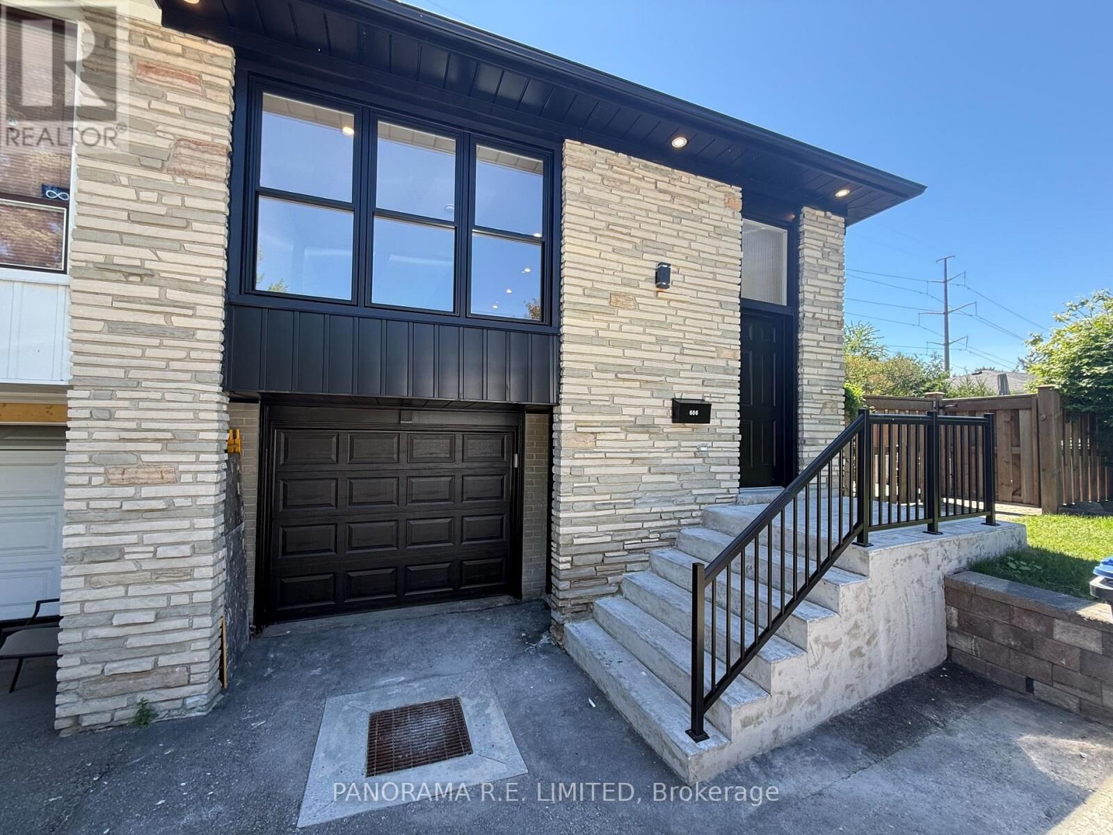 Property Photo:  606 Abana Road Main  ON L5A 1H4 