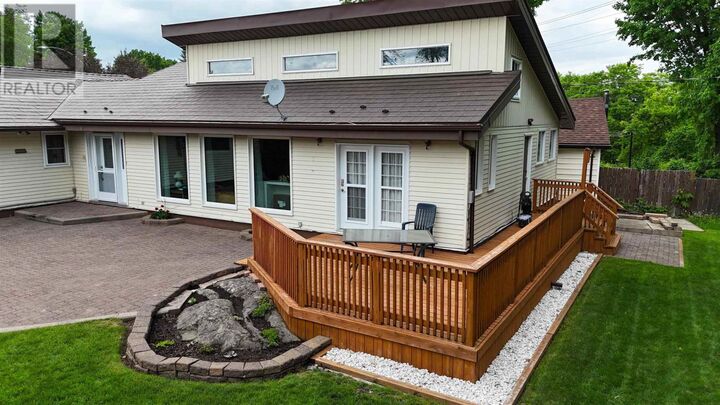 Property Photo: 8 Hemlock Pl ON P5A 2H7