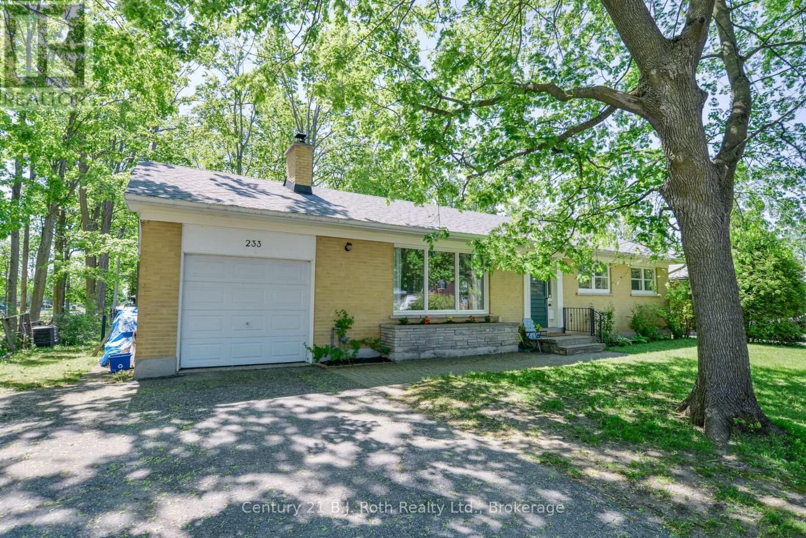 Property Photo:  233 Lawrence Avenue  ON L3V 5M3 