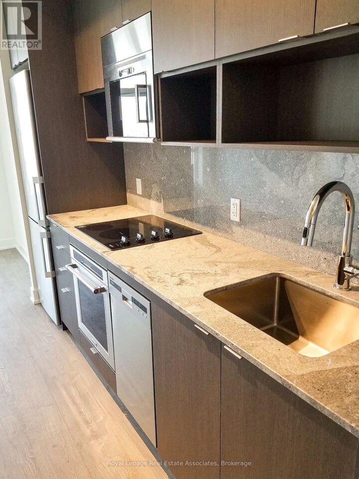 Property Photo:  7 Mabelle Avenue 4405  ON M5T 0C9 