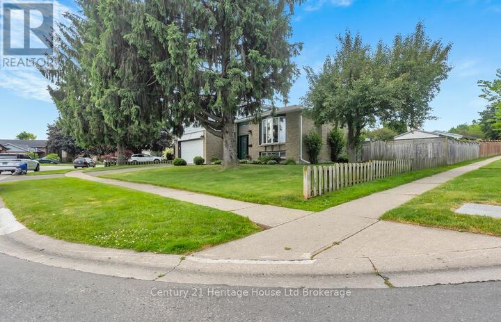 Photo de la propriété:  233 Diefenbaker Drive  ON N4S 8K1 
