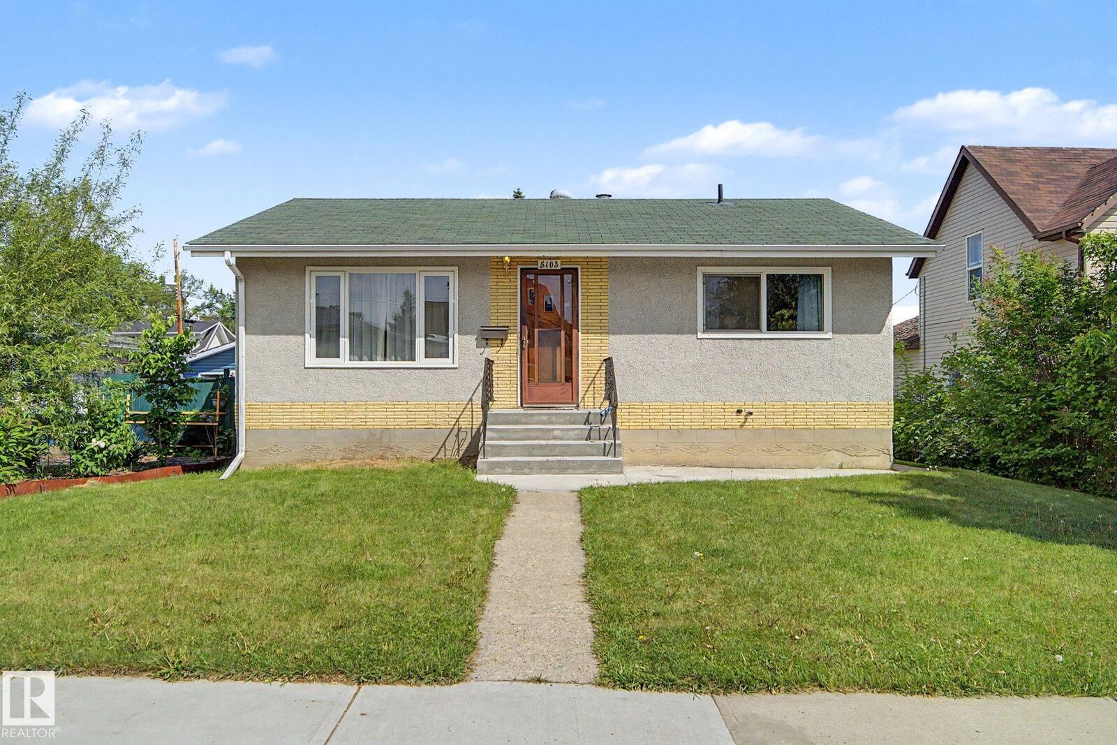 Property Photo:  5103 54 Avenue  AB T7Z 1B8 