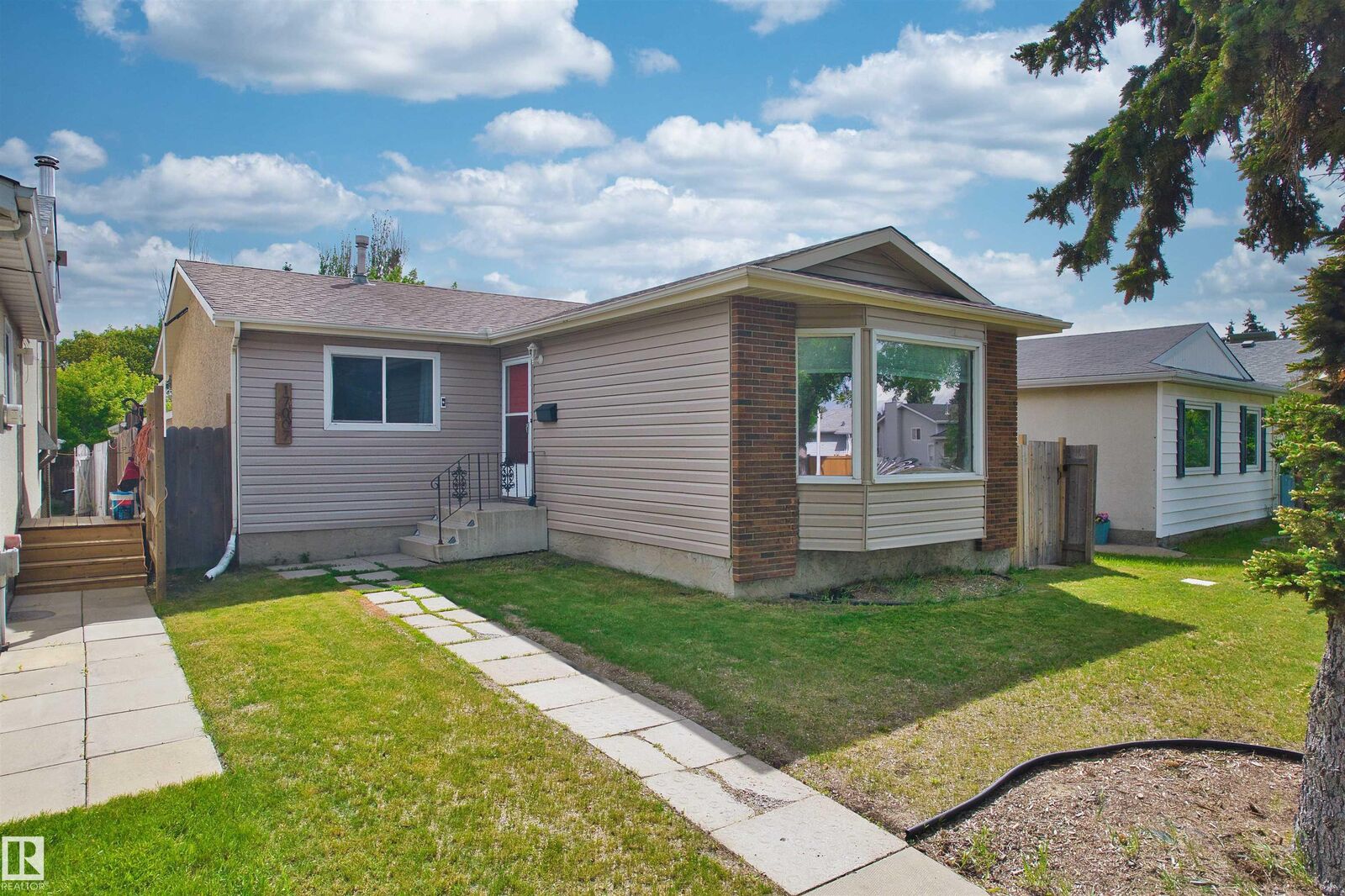 Property Photo:  17007 95 Street NW  AB T5Z 2A7 