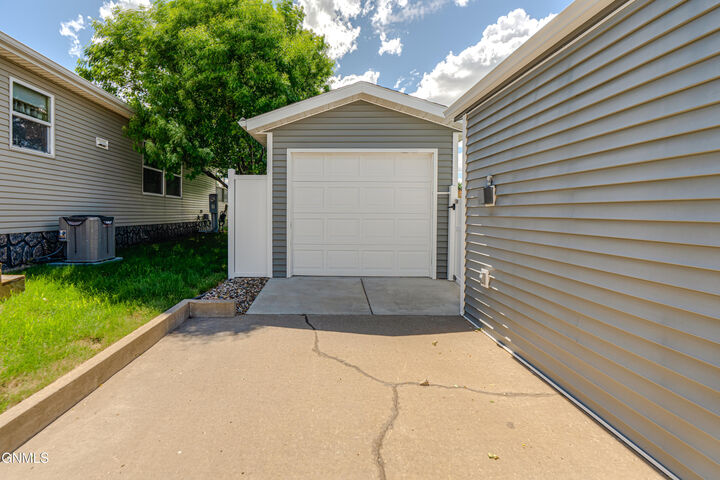 Property Photo:  1837 Valley Loop  ND 58503 