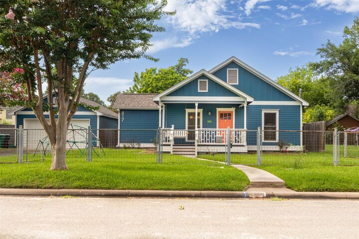 Property Photo: 817 Gale Street TX 77009