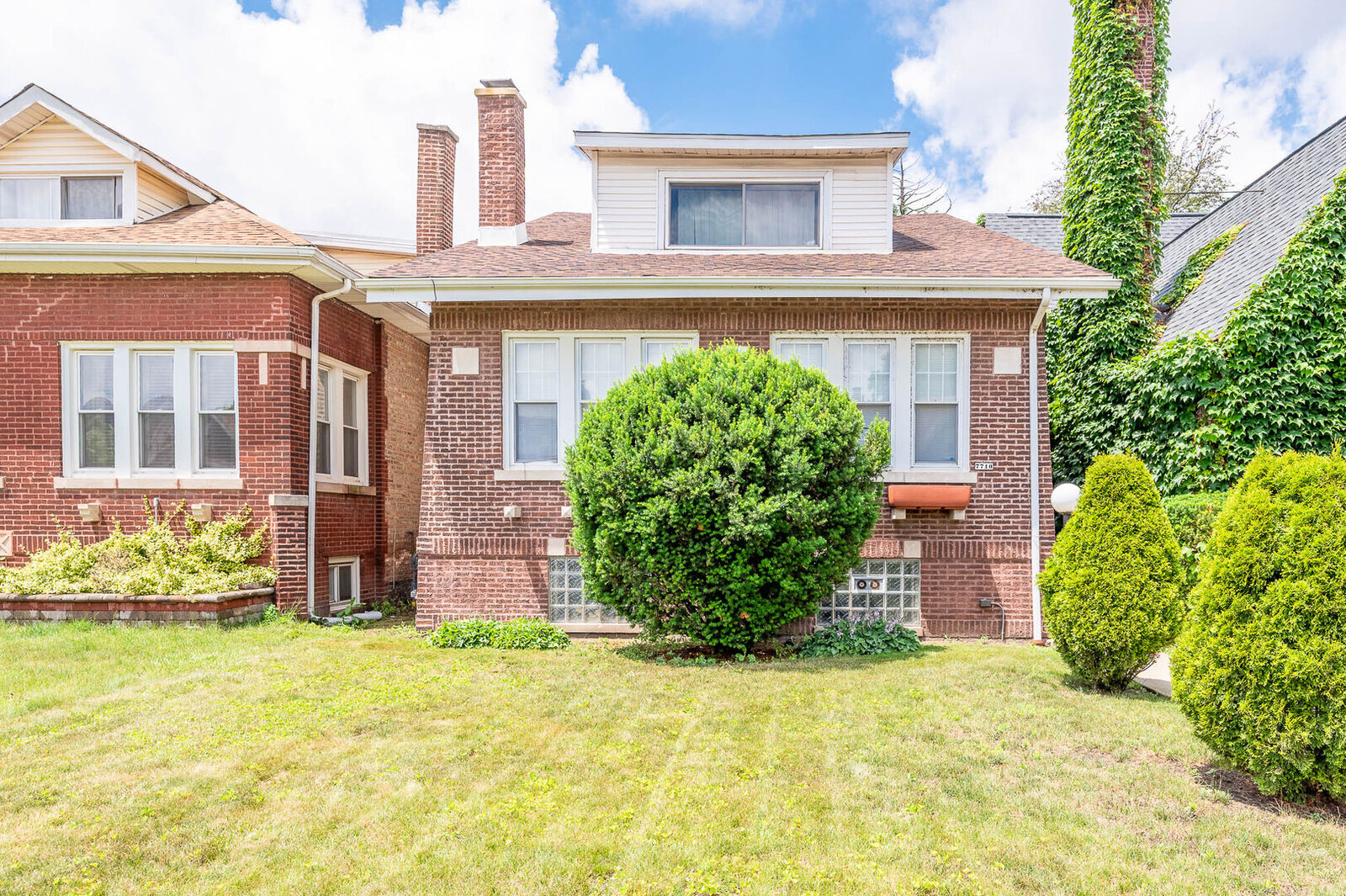 Property Photo: 7710 S Euclid Avenue IL 60649