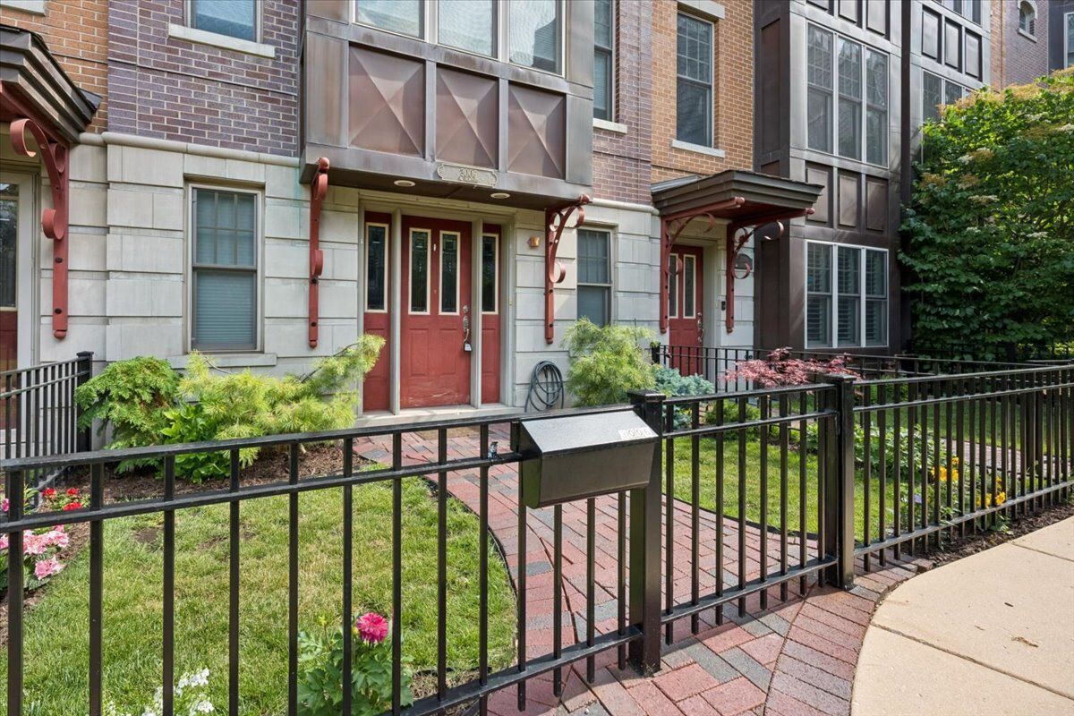 Property Photo: 3006 W Newport Avenue IL 60618